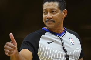 同性恋裁判比尔·肯尼迪疑似重伤 被轮椅推出场！